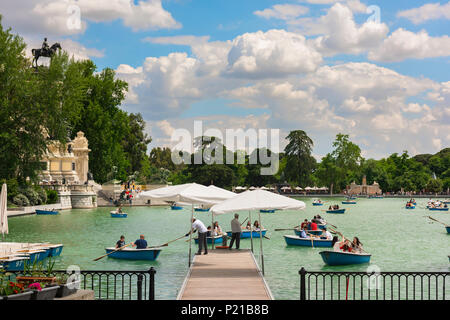 Madrid lac Retiro, vue sur un après-midi d'été de personnes appréciant des promenades en bateau sur l'Estanque (lac) dans le Parque del Retiro dans le centre de Madrid, Espagne Banque D'Images