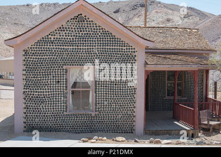 Tom Kelly's Bottle house dans l'exploitation aurifère historique de Rhyolite Ghost Town,, près de Beatty, Nevada, USA Banque D'Images