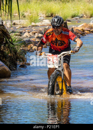 Défi 2018 Gibb un cycliste sur un fatbike traversant la rivière Pentecôte à El Questro Station Australie Kimberley Banque D'Images