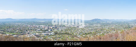 Roanoke, États-Unis - 18 Avril 2018 : Aerial Cityscape Skyline Vue Panoramique vue panoramique de ville en Virginie au printemps avec des immeubles de l'administration centrale, Banque D'Images