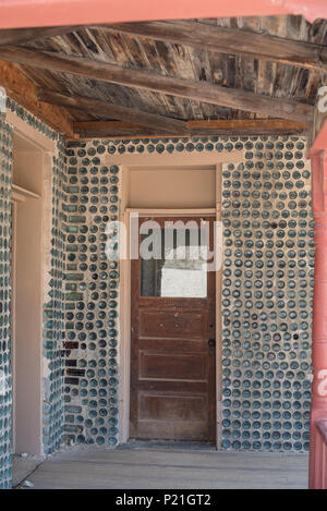 Tom Kelly's Bottle house dans l'exploitation aurifère historique de Rhyolite Ghost Town,, près de Beatty, Nevada, USA Banque D'Images