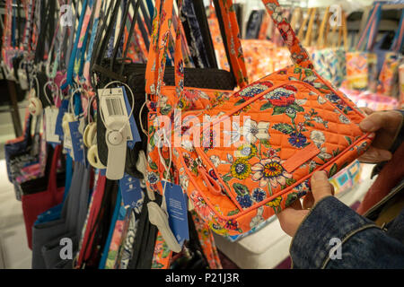 La Vera Bradley boutique en vedette Macy's department store à Herald Square à New York le Lundi, Juin 4, 2018. Vera Bradley, Inc. doit faire rapport sur les résultats du premier trimestre Le 6 juin 2018 avant la cloche. (Â© Richard B. Levine) Banque D'Images