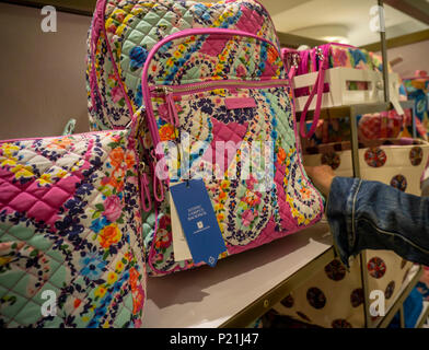 La Vera Bradley boutique en vedette Macy's department store à Herald Square à New York le Lundi, Juin 4, 2018. Vera Bradley, Inc. doit faire rapport sur les résultats du premier trimestre Le 6 juin 2018 avant la cloche. (© Richard B. Levine) Banque D'Images