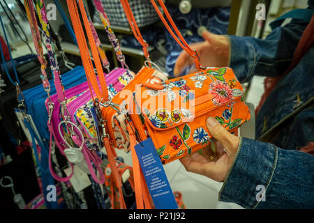 La Vera Bradley boutique en vedette Macy's department store à Herald Square à New York le Lundi, Juin 4, 2018. Vera Bradley, Inc. doit faire rapport sur les résultats du premier trimestre Le 6 juin 2018 avant la cloche. (Â© Richard B. Levine) Banque D'Images