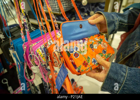 La Vera Bradley boutique en vedette Macy's department store à Herald Square à New York le Lundi, Juin 4, 2018. Vera Bradley, Inc. doit faire rapport sur les résultats du premier trimestre Le 6 juin 2018 avant la cloche. (© Richard B. Levine) Banque D'Images