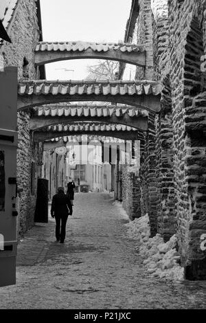 Katariina Käik, (St. Catherine's Passage), Tallinn, Estonie : une voie médiévale entre Vene et Mrivahe : version noir et blanc. Parution du modèle Banque D'Images