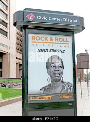 Une affiche de Nina Simone, Rock and Roll Hall of Fame Inductee, suspendue dans un trottoir chapiteau dans le district du centre civique du centre-ville de Cleveland, Ohio. Banque D'Images