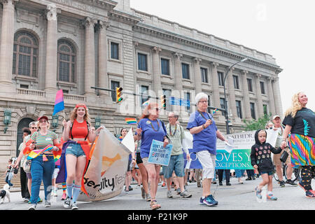 Les participants à la Marche des Fiertés 2018 à Cleveland, Ohio, USA font leur chemin après l'Hôtel de ville historique et le palais au centre-ville de Cleveland. Banque D'Images