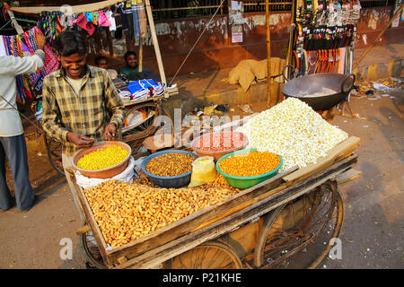 Young man selling popcorn at Kinari Bazar à Agra, Uttar Pradesh, Inde. L'Agra est l'une des villes les plus peuplées de l'Uttar Pradesh Banque D'Images