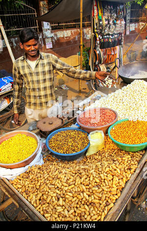 Young man selling popcorn at Kinari Bazar à Agra, Uttar Pradesh, Inde. L'Agra est l'une des villes les plus peuplées de l'Uttar Pradesh Banque D'Images