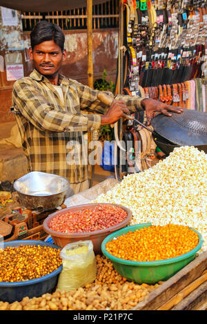 Jeune homme popping popcorn at Kinari Bazar à Agra, Uttar Pradesh, Inde. L'Agra est l'une des villes les plus peuplées de l'Uttar Pradesh Banque D'Images