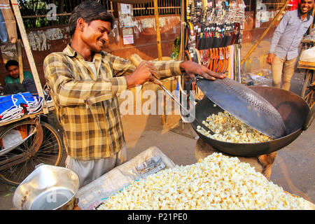 Jeune homme popping popcorn at Kinari Bazar à Agra, Uttar Pradesh, Inde. L'Agra est l'une des villes les plus peuplées de l'Uttar Pradesh Banque D'Images