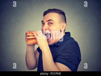 Envie de manger l'homme un délicieux burger Banque D'Images