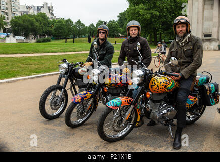 (De gauche à droite) Hugh Francis Anderson Riding the Krazy Horse bike, Jeremy Taylor équitation le Dan Baldwin bike et Sam la circonscription de Pelly la Boyarde bike partie de la flotte de Royal Enfield personnalisés en face de l'Édifice Wellington Arch pour l'éléphant de la famille 'Concours dâ€™Ã©lÃ©phantâ€™ au cours du raid l'aube photocall à Londres. ASSOCIATION DE PRESSE Photo. Photo date : mardi 12 juin 2018. Une flotte de 12 voitures Ambassadeur, huit motos Royal Enfield, un tuk tuk et un Gujarati Chagda compose le 'Concours dâ€™Ã©lÃ©phantâ€™ - une cavalcade de designer inspiré, par essence véhicules indiens - whi Banque D'Images