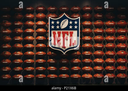Rangées de billes en football américain NFL Expérience dans Times Square, New York, une première en son genre, l'action en direct l'attraction. Banque D'Images