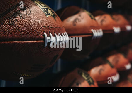 Rangées de billes en football américain NFL Expérience dans Times Square, New York, une première en son genre, l'action en direct l'attraction. Banque D'Images