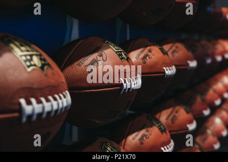 Rangées de billes en football américain NFL Expérience dans Times Square, New York, une première en son genre, l'action en direct l'attraction. Banque D'Images