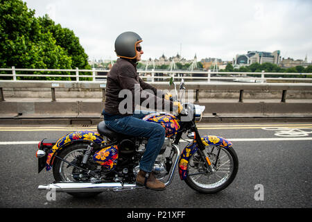 Jeremy Taylor à vélo sur le Dan Baldwin Royal Enfield au-dessus du pont de Waterloo pendant la séance photo à Londres. APPUYEZ SUR ASSOCIATION photo. Date de la photo: Mardi 12 juin 2018. Un parc personnalisé de 12 voitures Ambassador, huit motos Royal Enfield, un tuk-tuk et un Gujarati Chagda ont constitué les « Concours d'él » - une cavalcade de véhicules indiens d'inspiration designer - tandis qu'une trentaine de sculptures d'éléphants magnifiquement décorées seront sentinelles dans la capitale, ambassadeurs de leurs cousins dans la nature. Banque D'Images