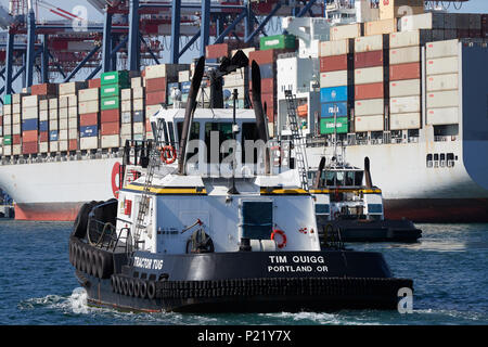 MARITIME DU MILLÉNAIRE, tracteur remorqueur, TIM QUIGG, abordé le navire porte-conteneurs OOCL OOCL LONDRES dans le Port de Long Beach, Californie, USA. Banque D'Images