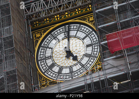 Échafaudage entoure l'horloge de Big Ben Elizabeth Tower Palace of Westminster Chambres du Parlement pendant les réparations et rénovations restaurations Banque D'Images