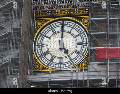 Échafaudage entoure l'horloge de Big Ben Elizabeth Tower Palace of Westminster Chambres du Parlement pendant les réparations et rénovations restaurations Banque D'Images