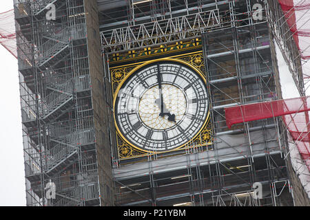 Échafaudage entoure l'horloge de Big Ben Elizabeth Tower Palace of Westminster Chambres du Parlement pendant les réparations et rénovations restaurations Banque D'Images