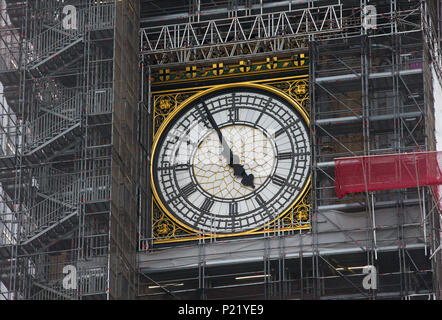 Échafaudage entoure l'horloge de Big Ben Elizabeth Tower Palace of Westminster Chambres du Parlement pendant les réparations et rénovations restaurations Banque D'Images