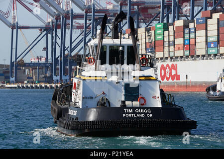 MARITIME DU MILLÉNAIRE, tracteur remorqueur, TIM QUIGG, abordé le navire porte-conteneurs OOCL OOCL LONDRES dans le Port de Long Beach, Californie, USA. Banque D'Images