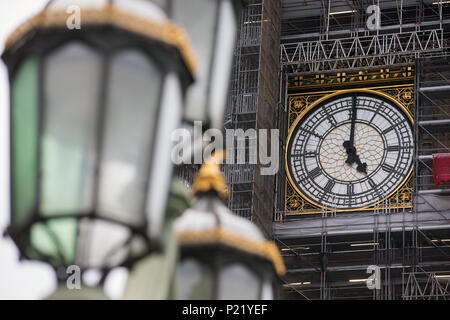 Échafaudage entoure l'horloge de Big Ben Elizabeth Tower Palace of Westminster Chambres du Parlement pendant les réparations et rénovations restaurations Banque D'Images