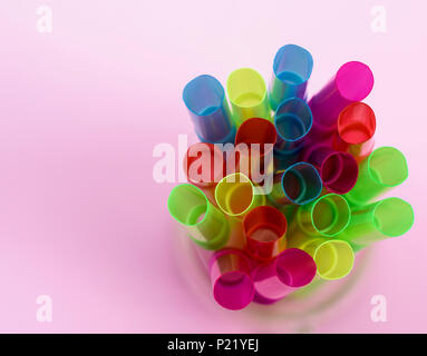 Tubes en plastique de différentes couleurs pour un cocktail, vue du dessus, copy space Banque D'Images