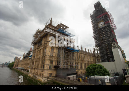 Échafaudage entoure l'horloge de Big Ben Elizabeth Tower Palace of Westminster Chambres du Parlement pendant les réparations et rénovations restaurations Banque D'Images