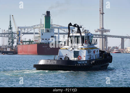 MARITIME DU MILLÉNAIRE, tracteur remorqueur, TIM QUIGG, passant derrière le pétrolier, de l'ARGENT LA GLOIRE, dans le Port de Long Beach, Californie, USA. Banque D'Images