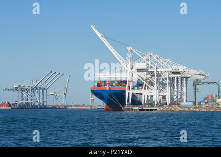 COSCO COSCO, navire d'expédition d'Asie, la location et le déchargement dans le terminal à conteneurs de Long Beach, Californie, USA. Banque D'Images