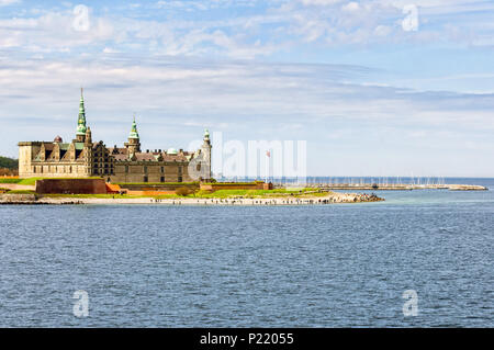 Une vue sur le château de Kronborg, le célèbre château du hameau avec la mer et un bateau à Elseneur (Helsingør, Danemark), l'Europe. Lieux de Shakespeare. Banque D'Images