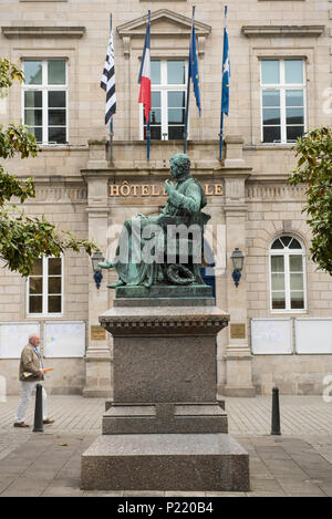 Statue de médecin français René Théophile Hyacinthe Laennec inventeur du stéthoscope, Quimper Finistère, Bretagne, France. Banque D'Images