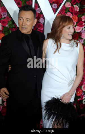 Bruce Springsteen et Patti Scialfa sa femme participant à la 72e Assemblée annuelle 2018 Tony Awards au Radio City Music Hall le 10 juin 2018 à New York. Banque D'Images