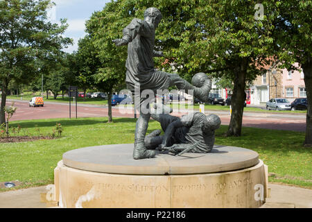 Statue de la Coupe du monde sur village green à West Auckland, County Durham, Angleterre. UK. L'équipe de Village West Auckland C.F. a remporté la première Coupe du Monde en 1909. Banque D'Images