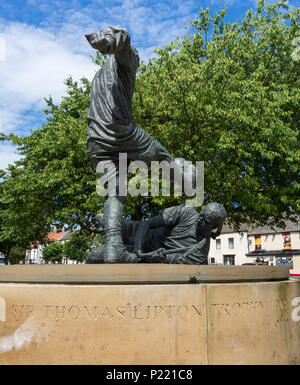 Statue de la Coupe du monde sur village green à West Auckland, County Durham, Angleterre. UK. L'équipe de Village West Auckland C.F. a remporté la première Coupe du Monde en 1909. Banque D'Images