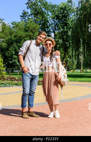 Heureux couple multiculturel dans park Banque D'Images