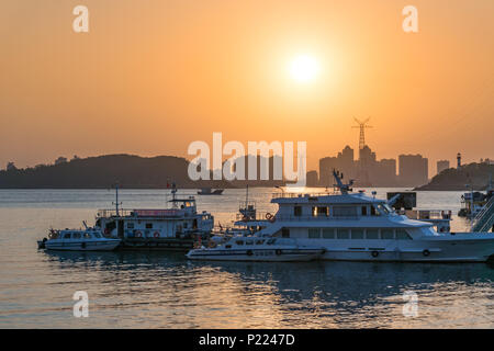 Xiamen, Chine - Mar 31, 2018 : le lever du soleil avec un immeuble moderne à l'arrière-plan en bord de quai d'abord Banque D'Images