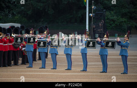 7 juin 2018, Londres, Royaume-Uni. Sonnerie de la retraite de l'armée britannique de la musique militaire en soirée spectaculaire Horse Guards Parade. Credit : Malcolm Park/Alamy Banque D'Images