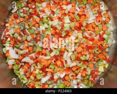 Brunoise de légumes à la poêle dans le fond d'un pot. Banque D'Images