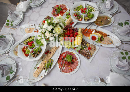 Repas Petit-déjeuner au restaurant divers télévision lay. Vue de dessus sur la table buffet avec différents en-cas savoureux. Menu, banquet, parti, concept apéritif Banque D'Images