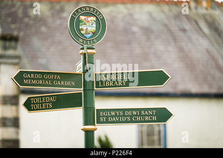 Informations touristiques sur fingerpost affiches dans le centre de Llanwrtyd Wells, Powys, Wales UK Banque D'Images