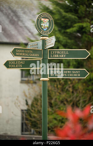 Informations touristiques sur fingerpost affiches dans le centre de Llanwrtyd Wells, Powys, Wales UK Banque D'Images