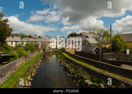 La rivière Irfon circulant dans la ville de Llanwrtyd Wells, Powys, Wales UK Banque D'Images