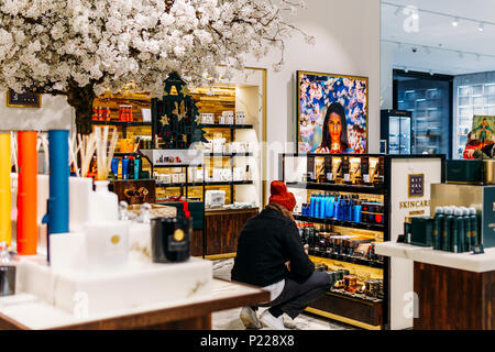 AMSTERDAM, Pays-Bas - le 14 novembre 2017 : Les femmes les produits cosmétiques en vente en beauté Banque D'Images