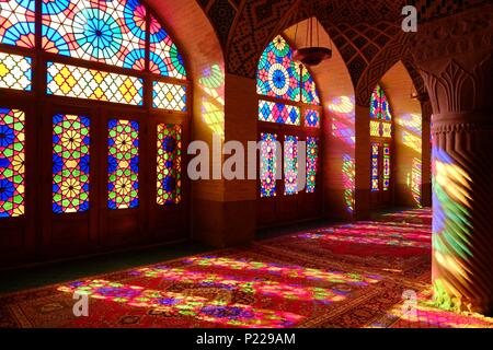 La lumière du soleil à travers les schémas de couleur vitrail, de gauche, mosquée Rose, Shiraz Iran Banque D'Images