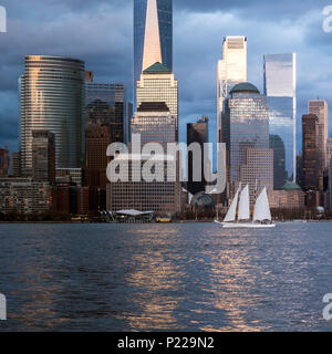 Location de bateau à passé le World Trade Center et l'île de Manhattan sur l'Hudson au coucher du soleil depuis le New Jersey, New York, USA Banque D'Images