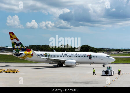 L'Aéroport International de Tampa en Floride USA. En 2018. Un Cayman Airways jet passagers prépare à taxi de l'aire. Banque D'Images